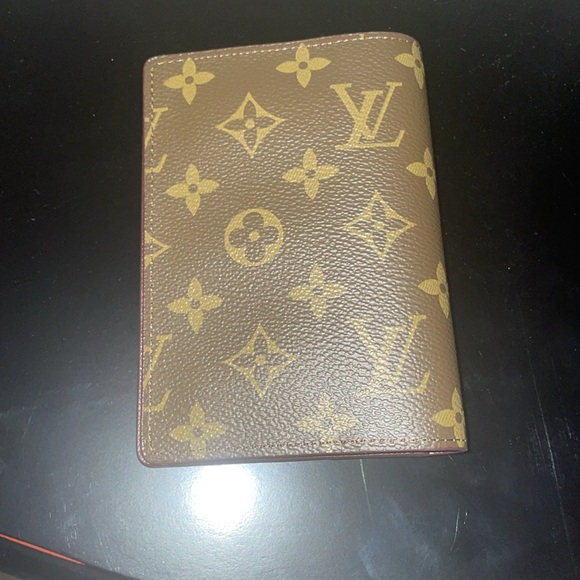 New Passport holder - Picture 4 of 10